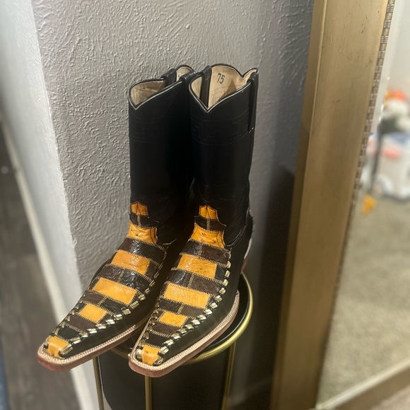 🔥🔥Black and Gold Cowboy Boots - Picture 1 of 8